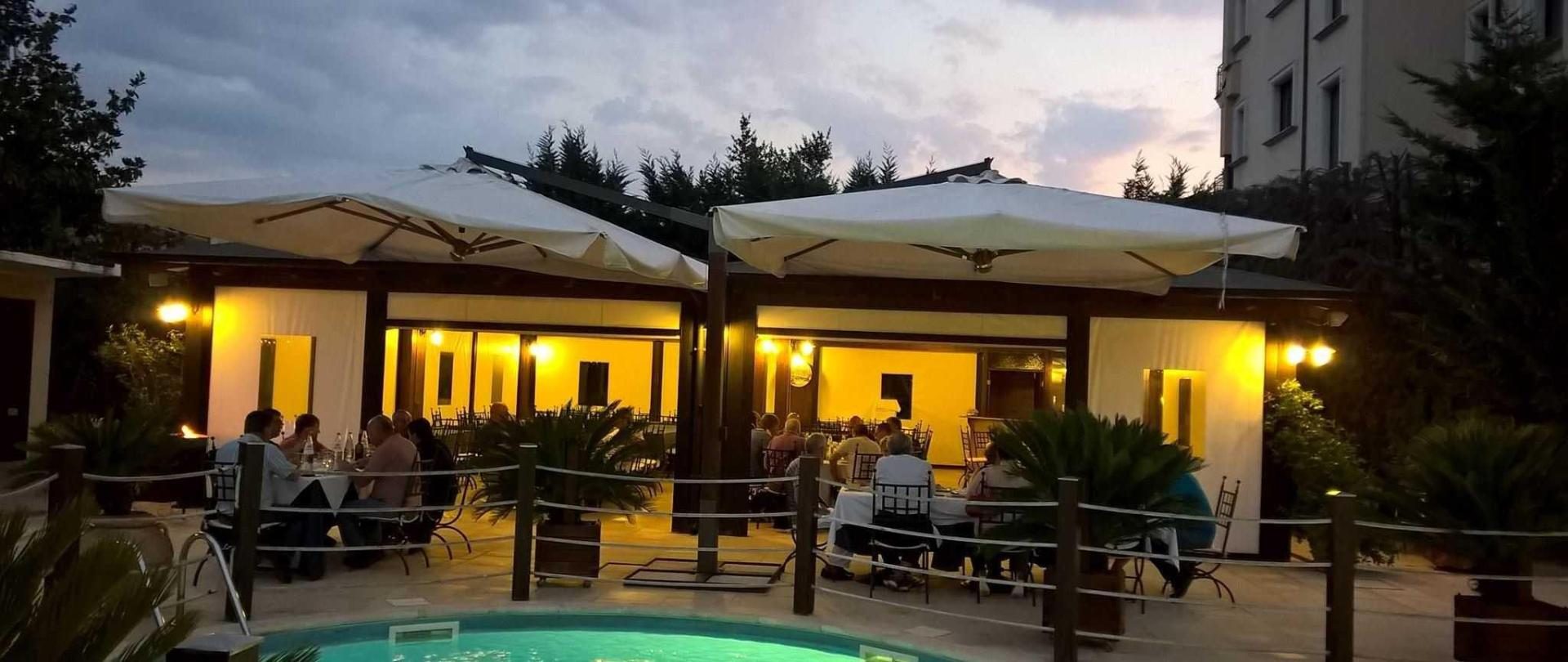 Tavolo apparecchiato all'aperto