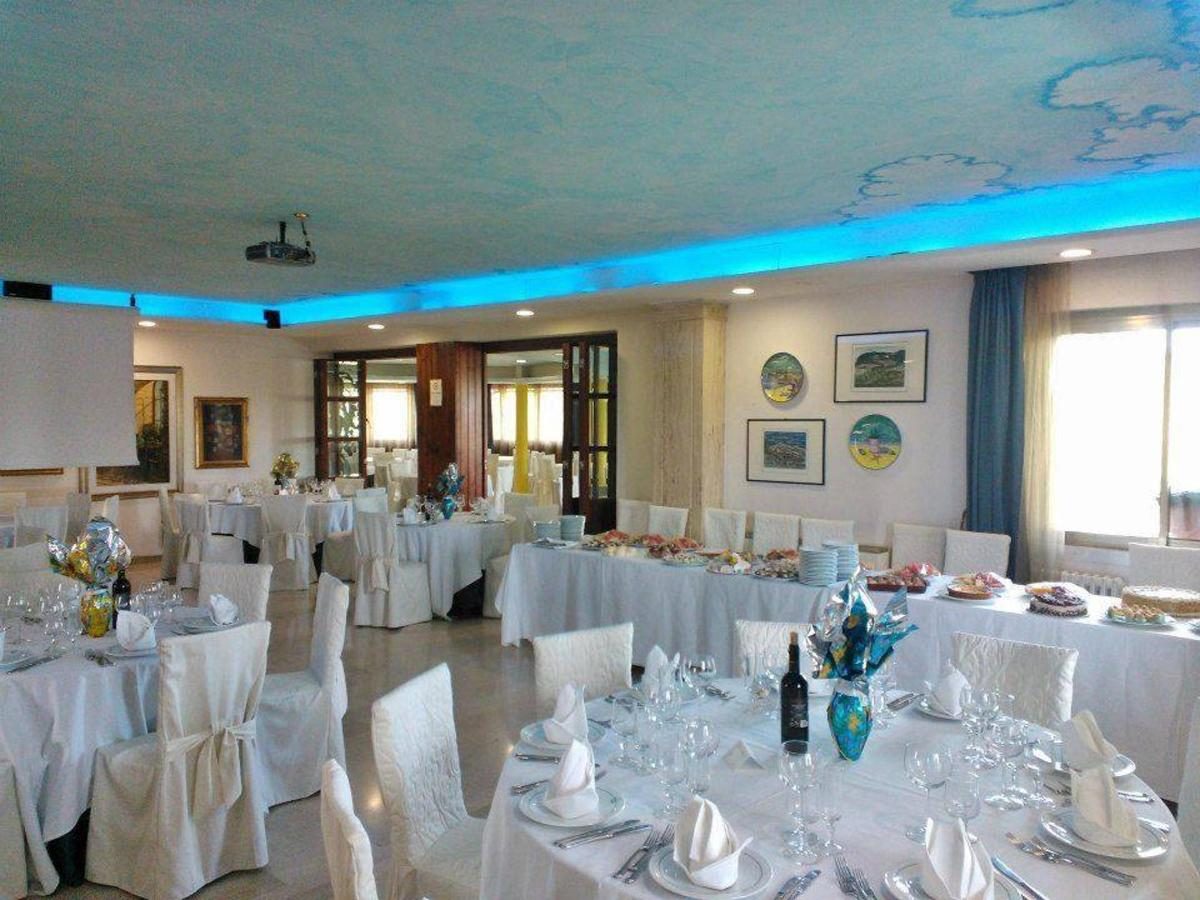 Tavolo apparecchiato nel ristorante dell'hotel